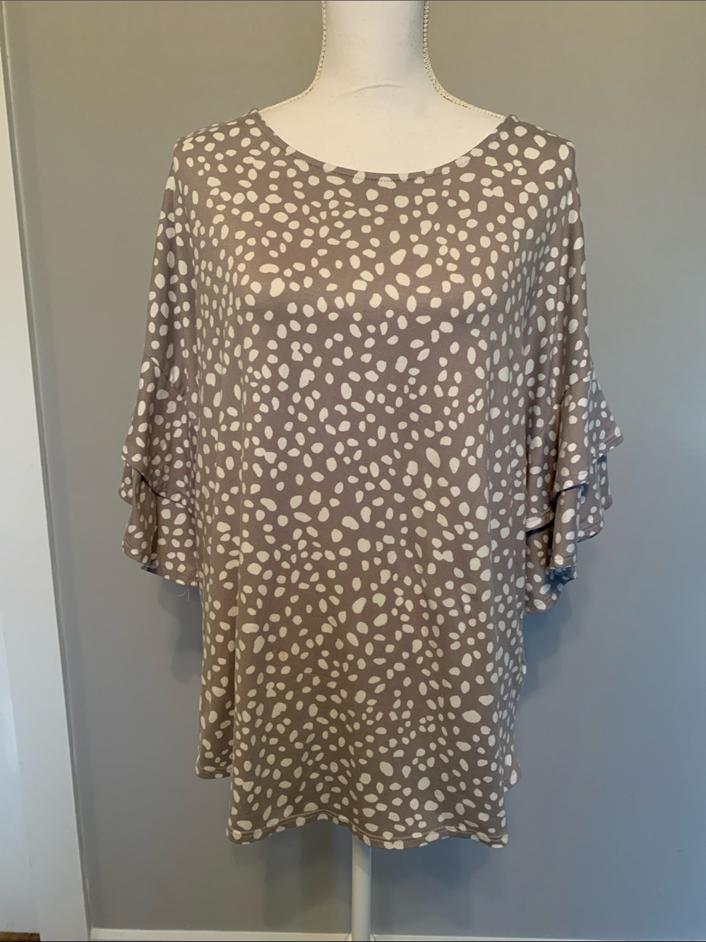 Women's Taupe Dot Flutter Sleeve Tunic size Large